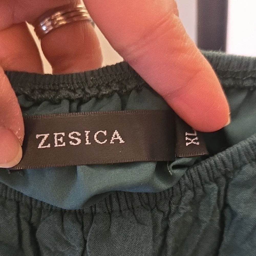 Elegant Green Dress - Picture 2 of 3